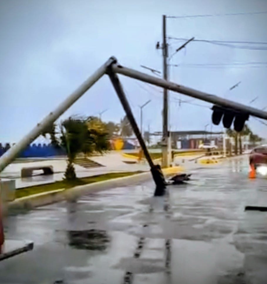 Colapsa semáforo en el Malecón por ráfagas de viento de la tormenta Melissa Colapsa semáforo en el Malecón por ráfagas de viento de la tormenta Melissa