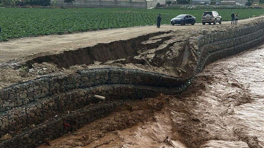 Crecida del río Tireo deja a familias aisladas y daños agrícolas Crecida del río Tireo deja a familias aisladas y daños agrícolas
