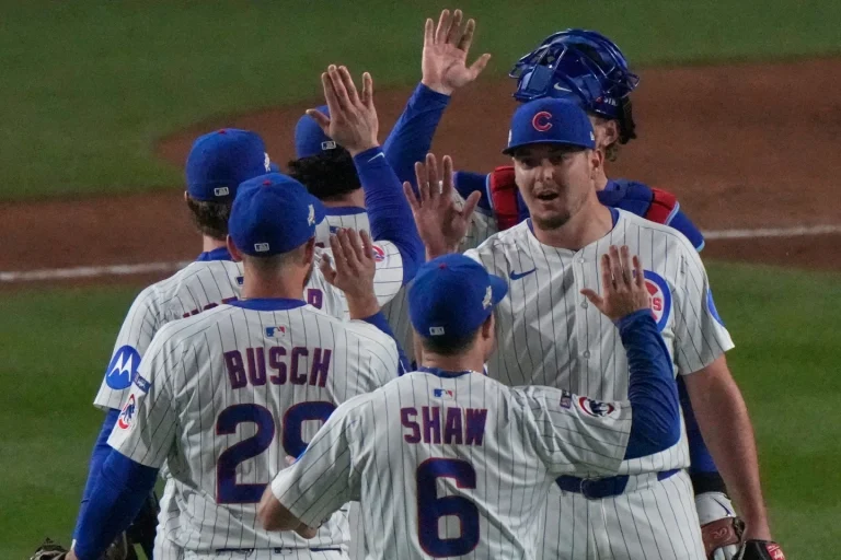 Cubs vencen 4- 3 a los Brewers y fuerzan el Juego 4 de la (NLDS, Cubs vencen 4- 3 a los Brewers y fuerzan el Juego 4 de la (NLDS,