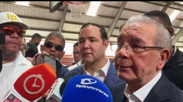 Danilo Medina: “El Gobierno tendrá que pagar RD$324 mil millones solo en intereses. Esta economía no resiste otro año así» Danilo Medina: “El Gobierno tendrá que pagar RD$324 mil millones solo en intereses. Esta economía no resiste otro año así»