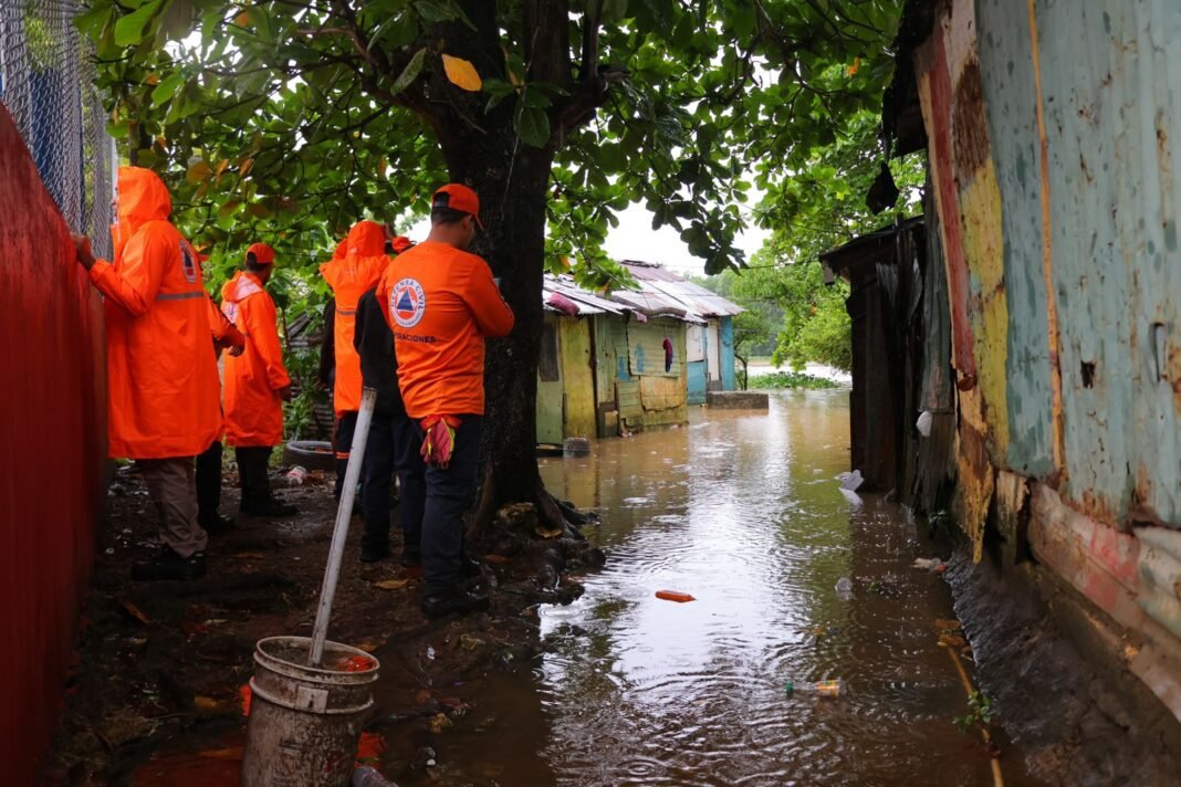 Defensa Civil auxilia a familias desplazadas por crecida del río Isabela en Capotillo Defensa Civil auxilia a familias desplazadas por crecida del río Isabela en Capotillo