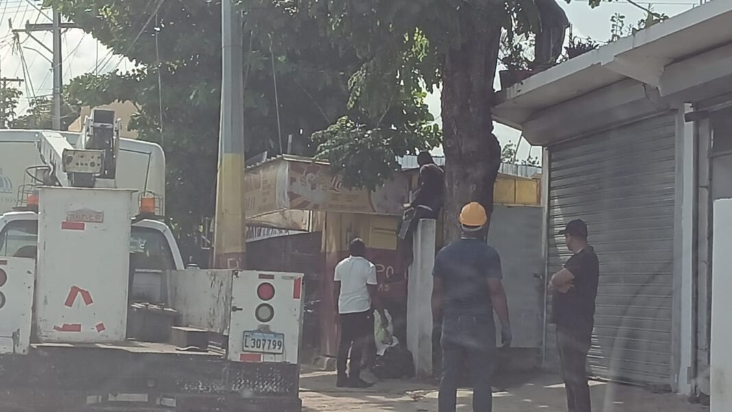 Detienen a dos individuos por conexión ilegal en redes eléctricas de Villa Mella Detienen a dos individuos por conexión ilegal en redes eléctricas de Villa Mella
