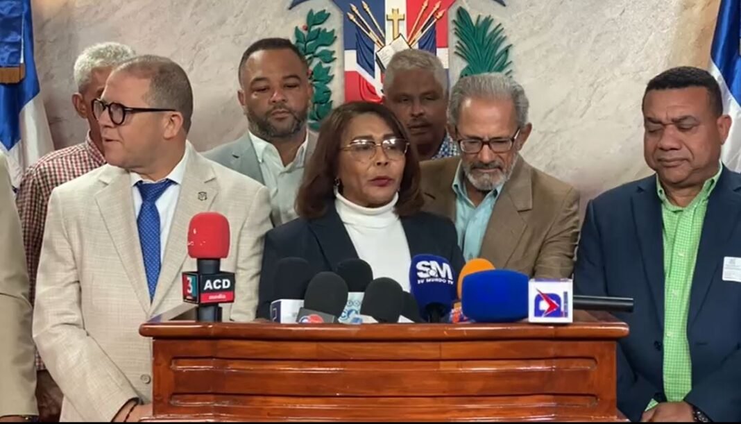 Diputada Nurca Nieves y comunitarios exigen retiro de barcazas en Azua por impacto ambiental en zona protegida de Los Negros Diputada Nurca Nieves y comunitarios exigen retiro de barcazas en Azua por impacto ambiental en zona protegida de Los Negros