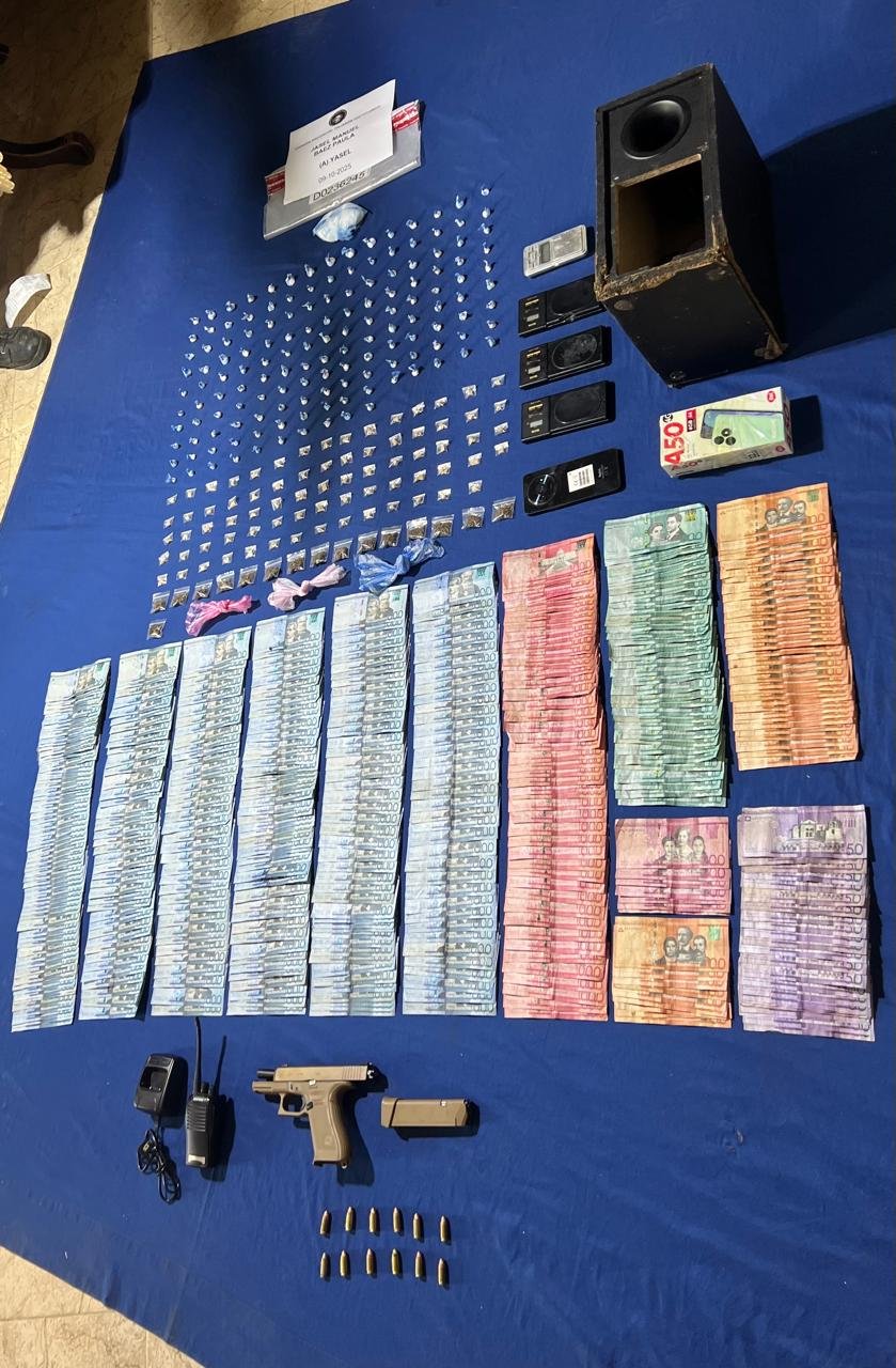 DNCD arresta en Dajabón a “Yasel” con drogas, arma de fuego y más de RD$600 mil pesos DNCD arresta en Dajabón a “Yasel” con drogas, arma de fuego y más de RD$600 mil pesos