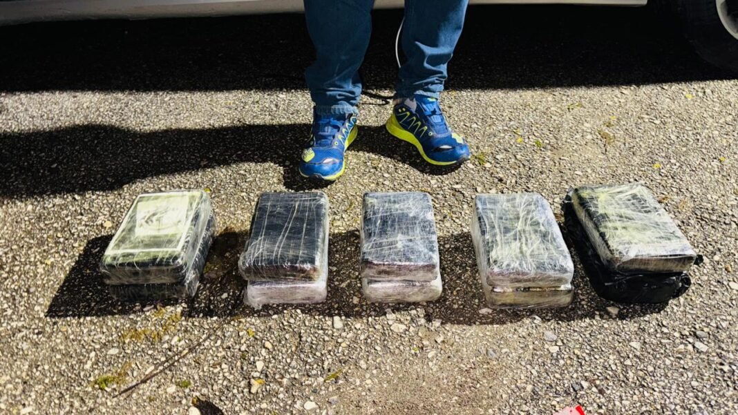 DNCD incauta más de 10 kilos de presunta cocaína en operativo en Barahona DNCD incauta más de 10 kilos de presunta cocaína en operativo en Barahona