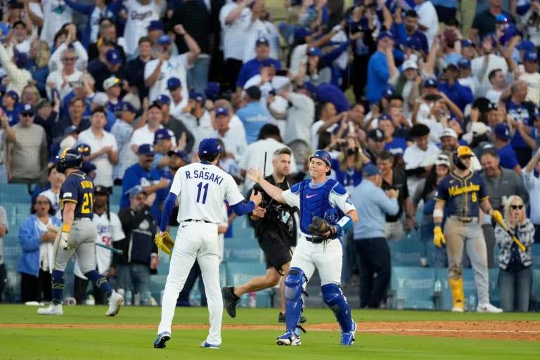 Dodgers, cerca de repetir viaje a la Serie Mundial; vencen 3-1 a los Brewers con Glasnow y Edman Dodgers, cerca de repetir viaje a la Serie Mundial; vencen 3-1 a los Brewers con Glasnow y Edman