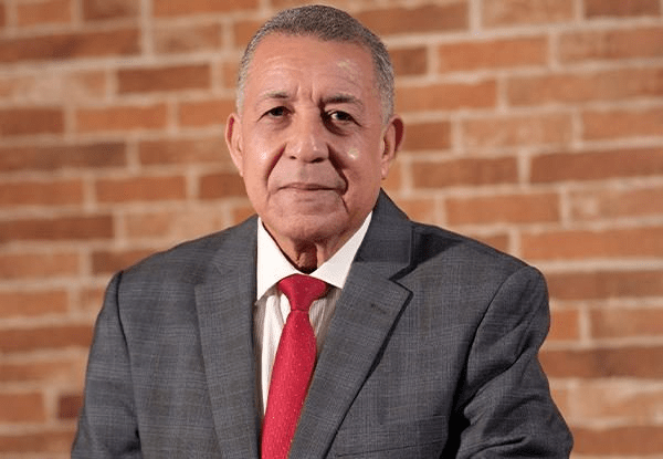 Dos realidades opuestas: declaraciones del ministro Félix Reina generan indignación ciudadana