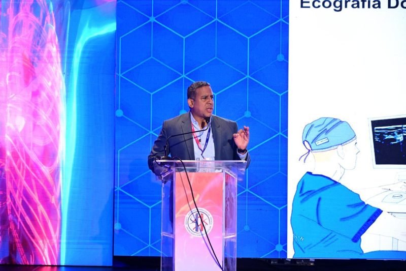 Dr. Luis Faringthon presenta guía médica de cirugía vascular Dr. Luis Faringthon presenta guía médica de cirugía vascular