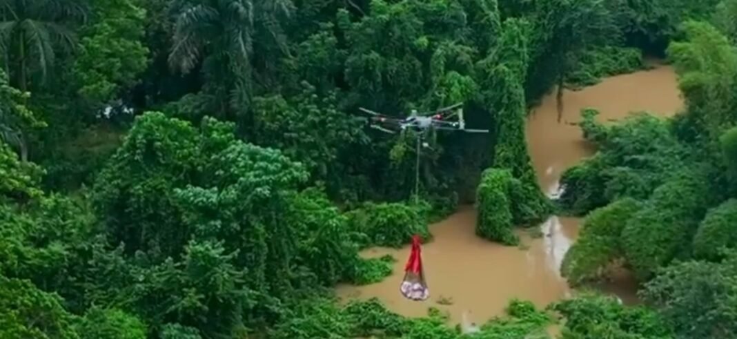 Drones del 911 entregan alimentos a familias incomunicadas por desbordamiento del río Cabón en SDN Drones del 911 entregan alimentos a familias incomunicadas por desbordamiento del río Cabón en SDN