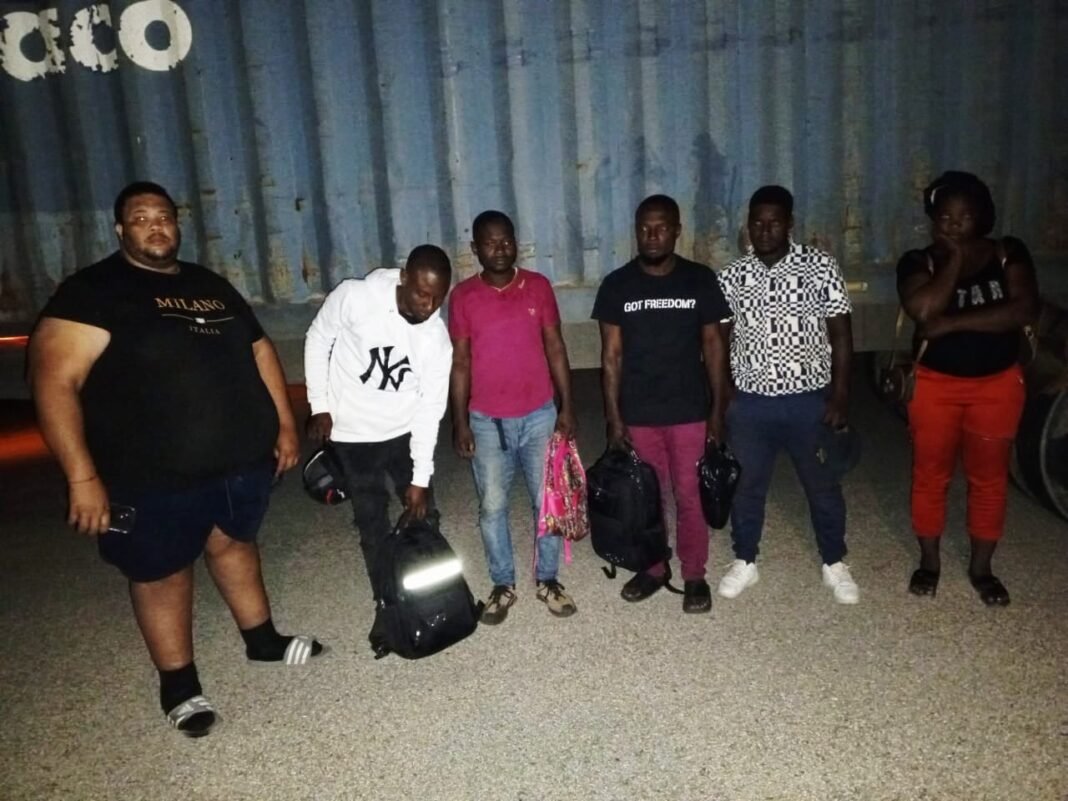 Ejército detiene a hombre que transportaba cinco haitianos indocumentados en una patana en San Juan Ejército detiene a hombre que transportaba cinco haitianos indocumentados en una patana en San Juan