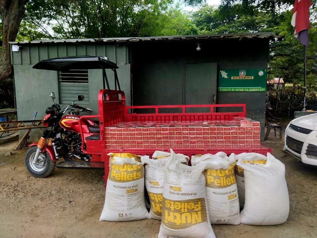 Ejército ocupa más de 98 mil cigarrillos ocultos en sacos de alimentos en Dajabón Ejército ocupa más de 98 mil cigarrillos ocultos en sacos de alimentos en Dajabón