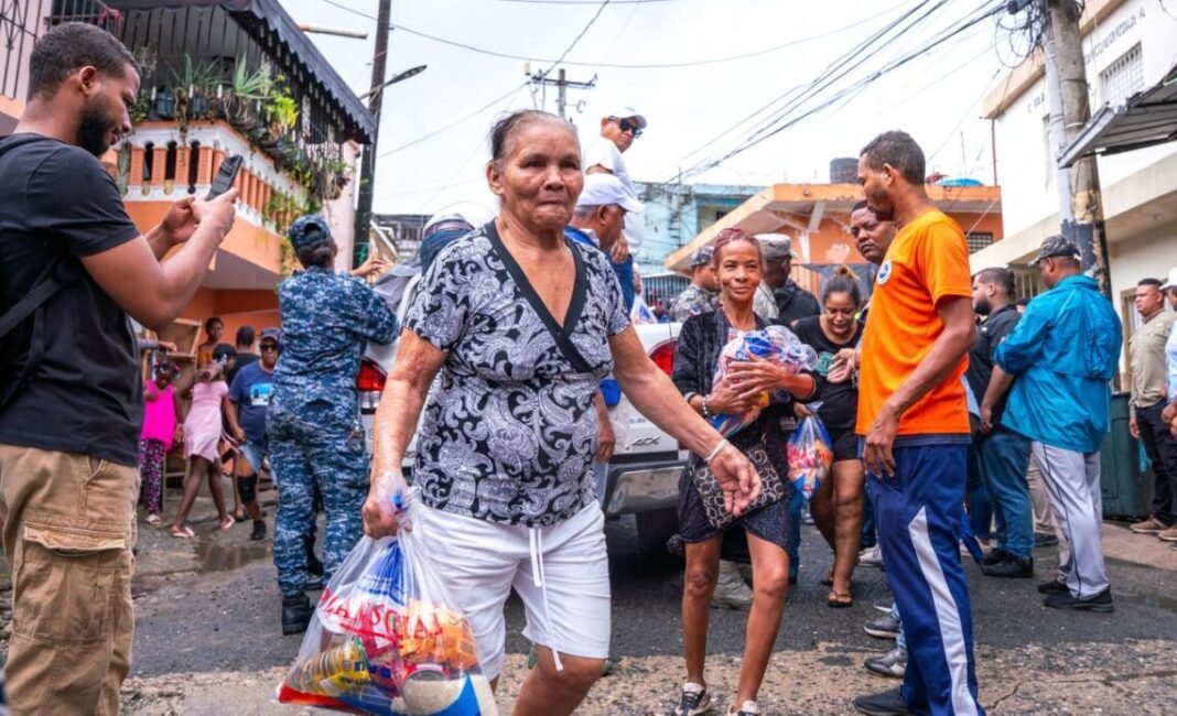 El Propeep y Alcaldía de SDO asisten a familias afectadas por lluvias de Melissa El Propeep y Alcaldía de SDO asisten a familias afectadas por lluvias de Melissa