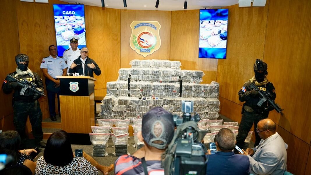EN EXTENSO DESPLIEGUE DE FUERZAS POR AIRE, MAR Y TIERRA INTERVIENEN LANCHA CON 650 PAQUETES DE PRESUNTA COCAÍNA EN EXTENSO DESPLIEGUE DE FUERZAS POR AIRE, MAR Y TIERRA INTERVIENEN LANCHA CON 650 PAQUETES DE PRESUNTA COCAÍNA
