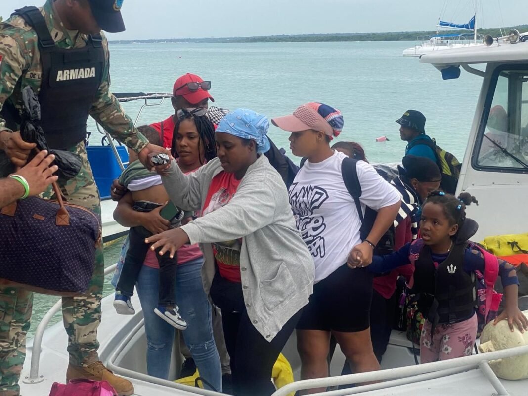 Evacúan la Isla Saona por efectos de la tormenta Melissa Evacúan la Isla Saona por efectos de la tormenta Melissa