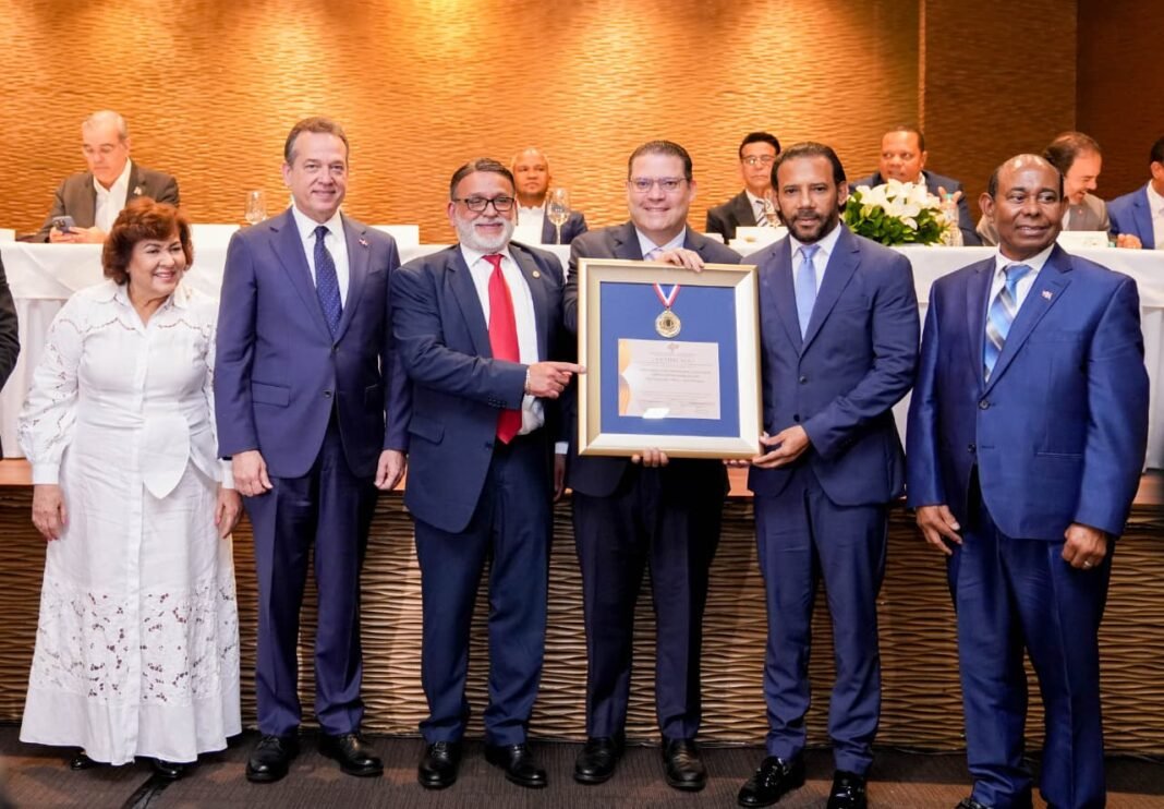 FDC entrega galardón a Yayo Sanz Lovatón, como el “Servidor Público 2025” FDC entrega galardón a Yayo Sanz Lovatón, como el “Servidor Público 2025”