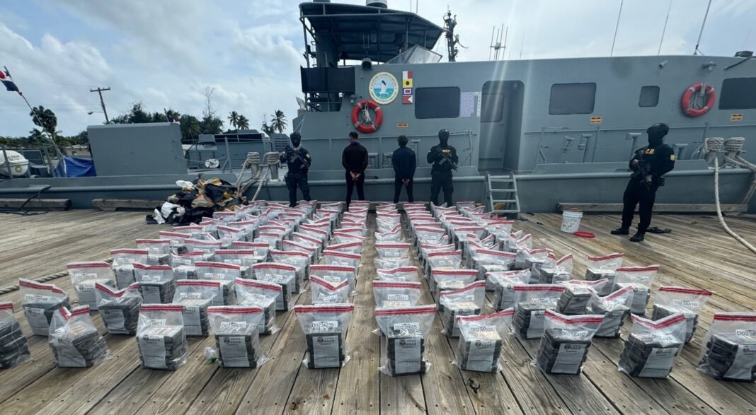 Fuerzas aéreas, marítimas y terrestres incautan 650 paquetes de presunta cocaína Fuerzas aéreas, marítimas y terrestres incautan 650 paquetes de presunta cocaína
