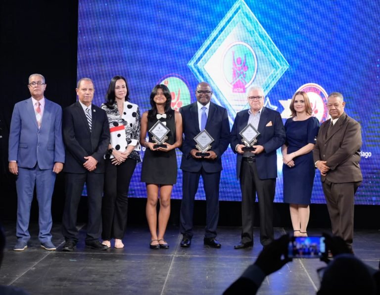 Gala ACDS; Madelyn, Atleta del Año; Dolciné y Santana Martínez comparten “Cronista del Año” Gala ACDS; Madelyn, Atleta del Año; Dolciné y Santana Martínez comparten “Cronista del Año”