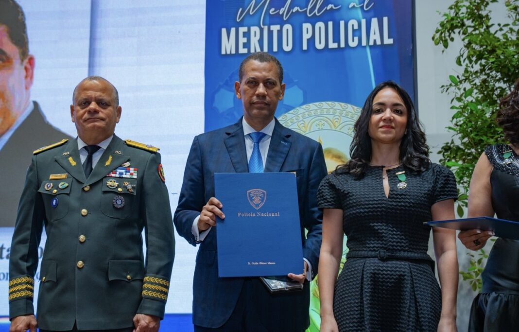 Gómez Mazara recibe Medalla al Mérito Policial por sus aportes en materia tecnológica a la institución del orden Gómez Mazara recibe Medalla al Mérito Policial por sus aportes en materia tecnológica a la institución del orden