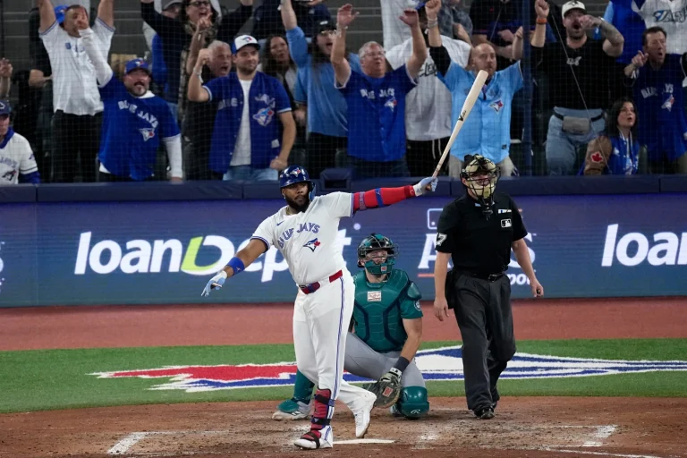Guerrero pega su 6.º jonrón de la postemporada y los Blue Jays vencen 6-2 a los Mariners para forzar el Juego 7 de la ALCS Guerrero pega su 6.º jonrón de la postemporada y los Blue Jays vencen 6-2 a los Mariners para forzar el Juego 7 de la ALCS