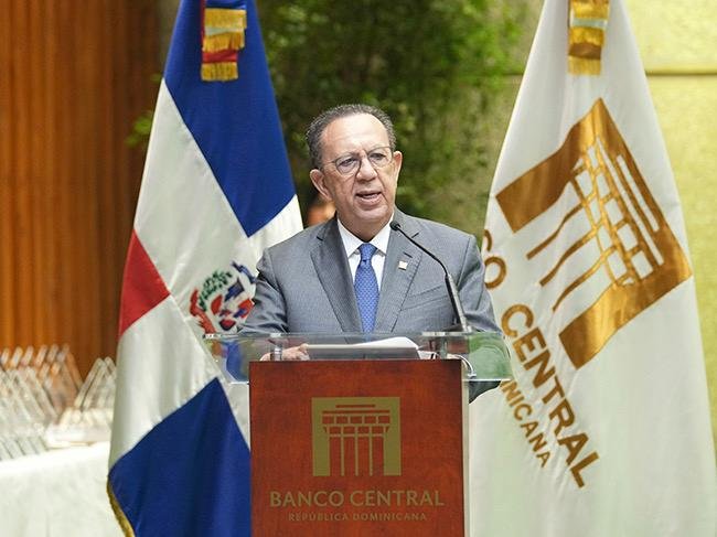 Héctor Valdez Albizu rendirá informe sobre la economía dominica este martes