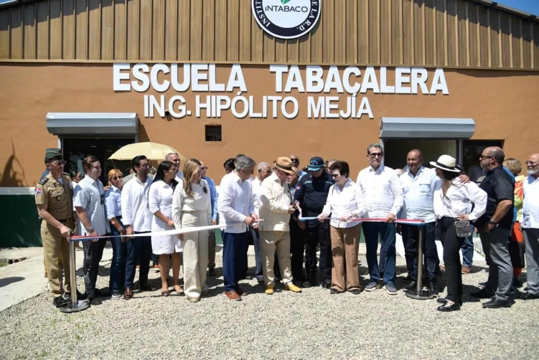 Inauguran en Villa González la Escuela Tabacalera Hipólito Mejía Inauguran en Villa González la Escuela Tabacalera Hipólito Mejía