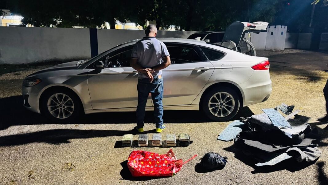 INTERCEPTAN HOMBRE EN BARAHONA A BORDO DE VEHÍCULO CON MAS DE 10,000 GRAMOS DE PRESUNTA COCAÍNA INTERCEPTAN HOMBRE EN BARAHONA A BORDO DE VEHÍCULO CON MAS DE 10,000 GRAMOS DE PRESUNTA COCAÍNA