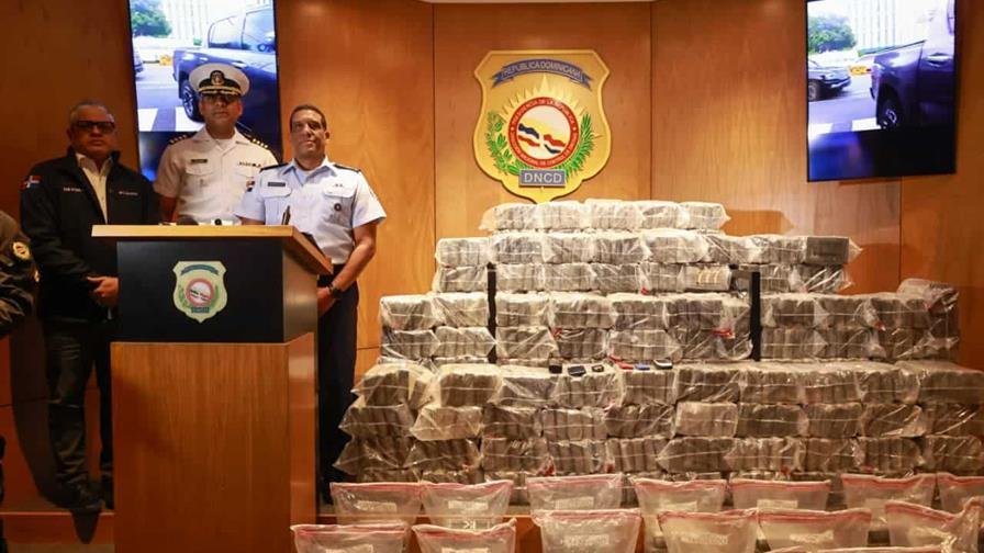 Interceptan lancha en Baní con 650 paquetes de droga; dos dominicanos detenidos Interceptan lancha en Baní con 650 paquetes de droga; dos dominicanos detenidos