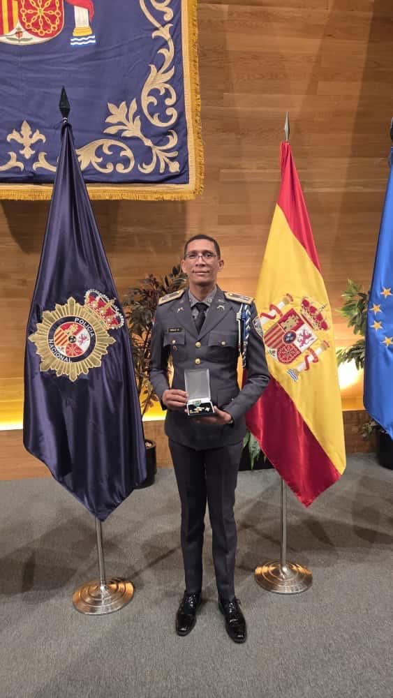 Jefe de INTERPOL – Santo Domingo recibe condecoración al Mérito Policial con Distintivo Blanco otorgada por el Ministerio del Interior de España Jefe de INTERPOL – Santo Domingo recibe condecoración al Mérito Policial con Distintivo Blanco otorgada por el Ministerio del Interior de España