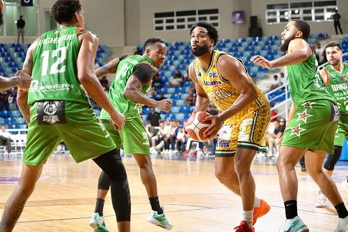 Juan Guerrero, demoledor en victoria de San Carlos sobre Bameso en el TBS Distrito 2025