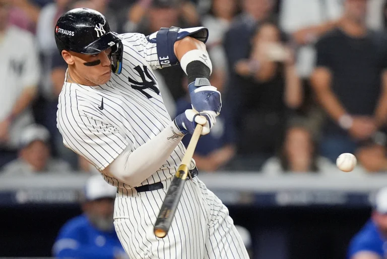 Judge impulsa remontada de los Yankees 9-6 sobre los Blue Jays para salvar la temporada y evitar la barrida en la ALDS