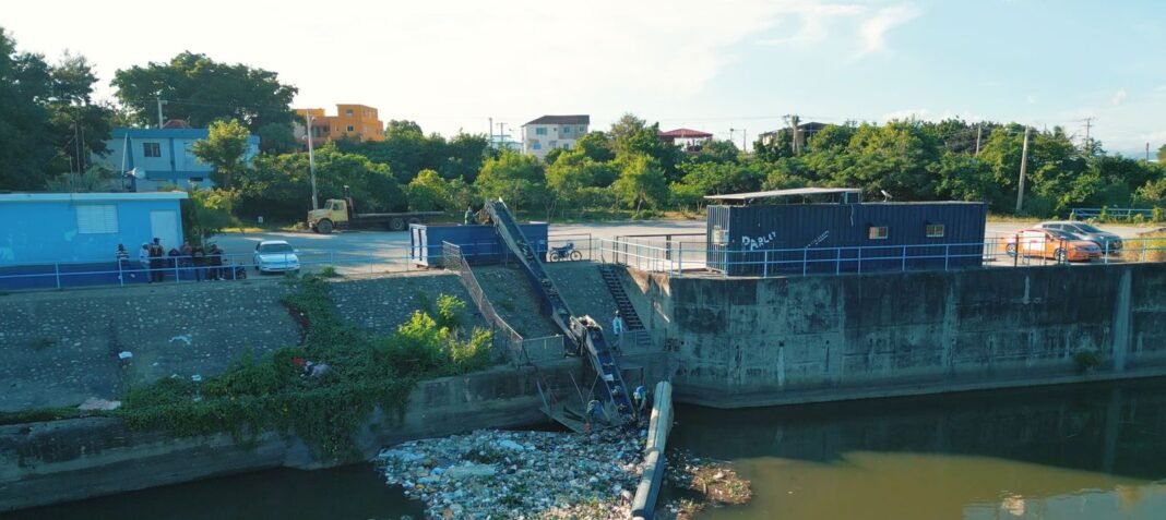 “La Barrera Azul” evita que más de 370,000 kilos de basura lleguen al mar Caribe “La Barrera Azul” evita que más de 370,000 kilos de basura lleguen al mar Caribe