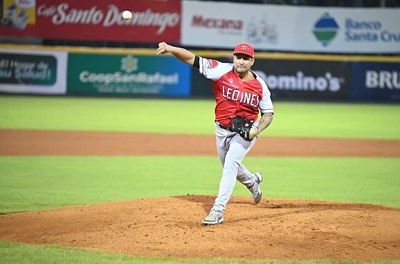 Leones dominaban 1-0 partido suspendido por desperfecto eléctrico Leones dominaban 1-0 partido suspendido por desperfecto eléctrico