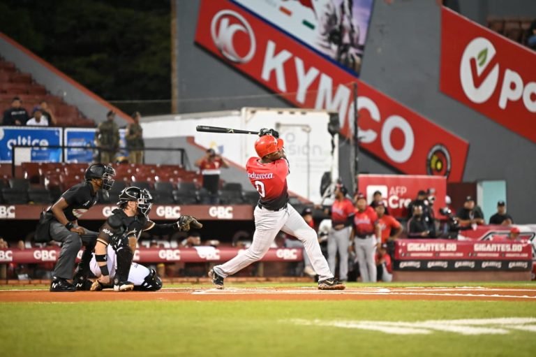 Leones hilvanan segunda victoria con paliza sobre Gigantes Leones hilvanan segunda victoria con paliza sobre Gigantes