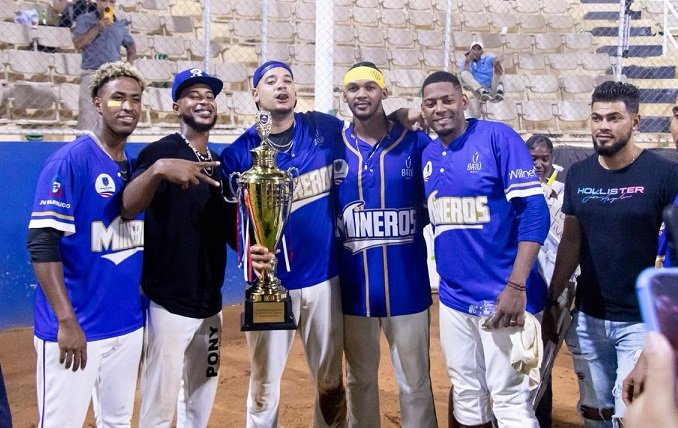 Los Mineros campeones de la Liga Nacional de Verano 2025. Vencieron en a los Atléticos de Puerto Plata Los Mineros campeones de la Liga Nacional de Verano 2025. Vencieron en a los Atléticos de Puerto Plata
