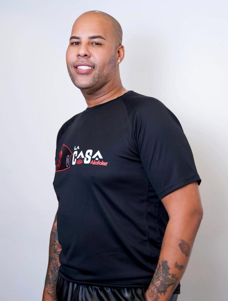 Luis Santana, estilista y amigo de Cardi B, es eliminado de “La casa de Alofoke 2”