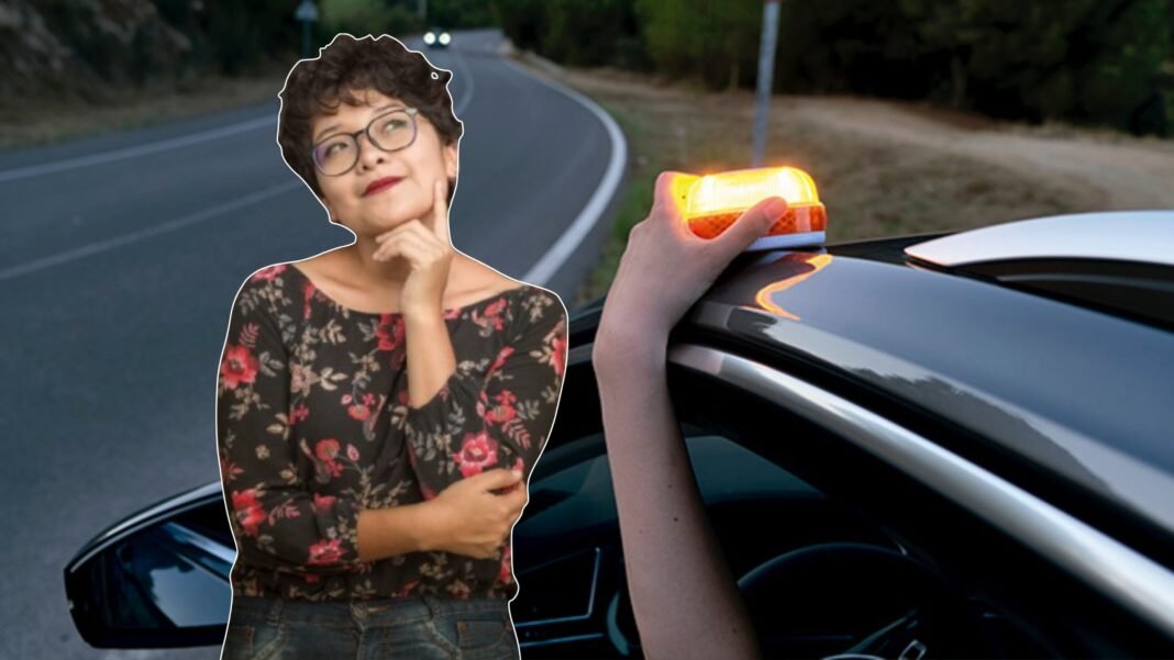 Luz V16 de emergencia obligatoria de la DGT: cómo actuar en caso de accidente o avería, ¿es necesario conectarla con el móvil?