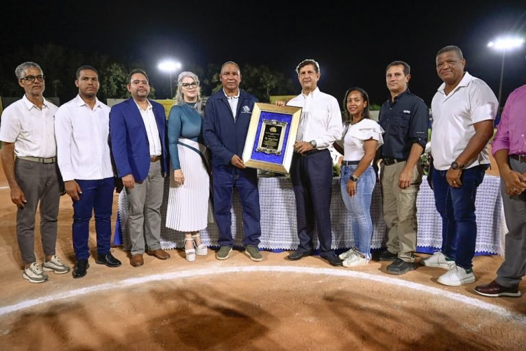 Manuel Estrella, reconocido en la apertura del 21.º Torneo de Softbol del CODIA en Santiago Manuel Estrella, reconocido en la apertura del 21.º Torneo de Softbol del CODIA en Santiago