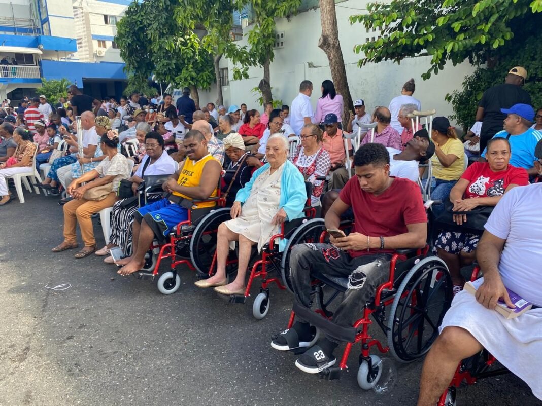 Más de 1,200 familias reciben sillas de rueda gratuitas en jornada nacional Más de 1,200 familias reciben sillas de rueda gratuitas en jornada nacional