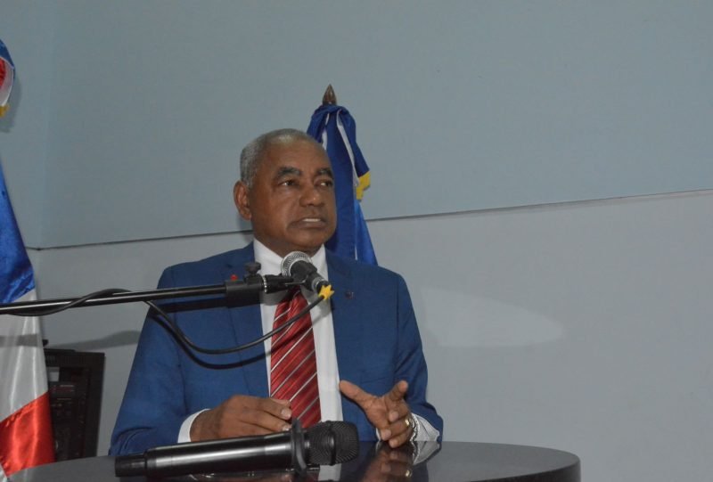 Médico y profesor de la UASD publica libro “VIH-SIDA: Sufrimiento Humano Prevenible” Médico y profesor de la UASD publica libro “VIH-SIDA: Sufrimiento Humano Prevenible”