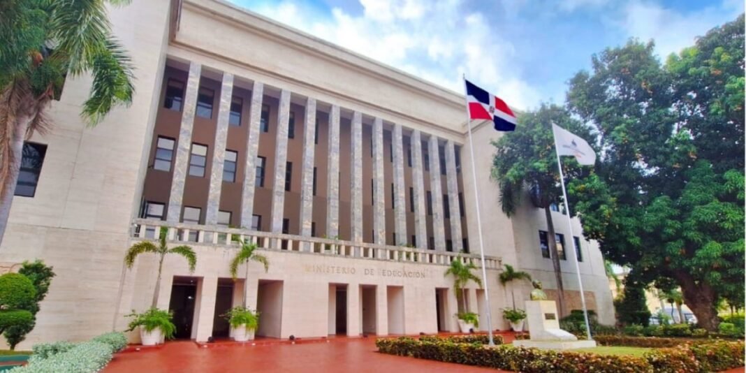 Ministerio de Educación llama a reanudar la docencia en provincias en alerta verde y amarilla