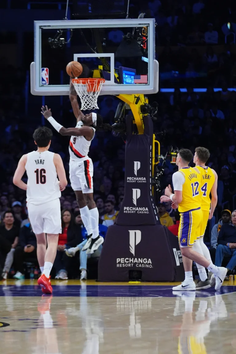 NBA: Trail Blazers vencen Lakers , Jazz a los Suns y Warriors se impusieron a los Grizzlies NBA: Trail Blazers vencen Lakers , Jazz a los Suns y Warriors se impusieron a los Grizzlies
