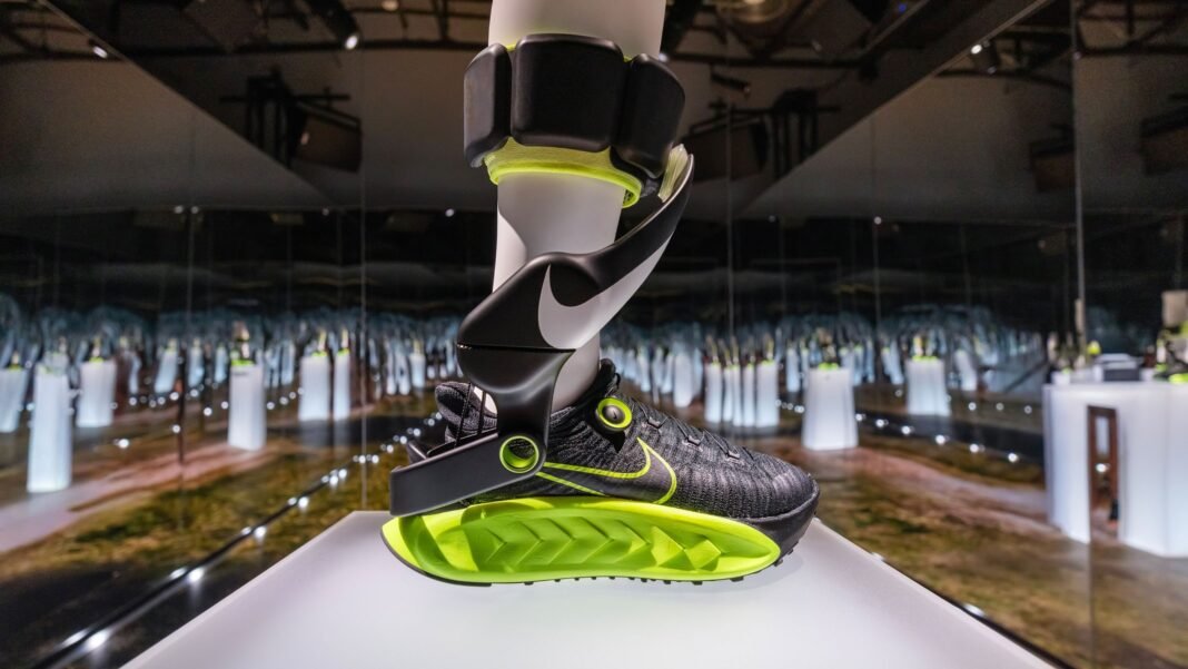 Nike desvela la primera zapatilla deportiva motorizada del mundo: “Es como la ayuda al pedaleo de una bicicleta eléctrica” Nike desvela la primera zapatilla deportiva motorizada del mundo: “Es como la ayuda al pedaleo de una bicicleta eléctrica”
