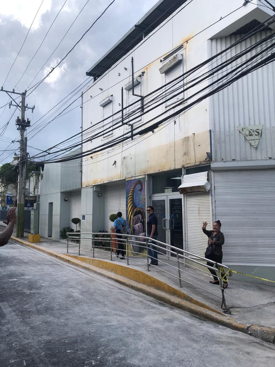 Oficina de Banreservas en Salcedo retoma operaciones tras desplome de fachada Oficina de Banreservas en Salcedo retoma operaciones tras desplome de fachada