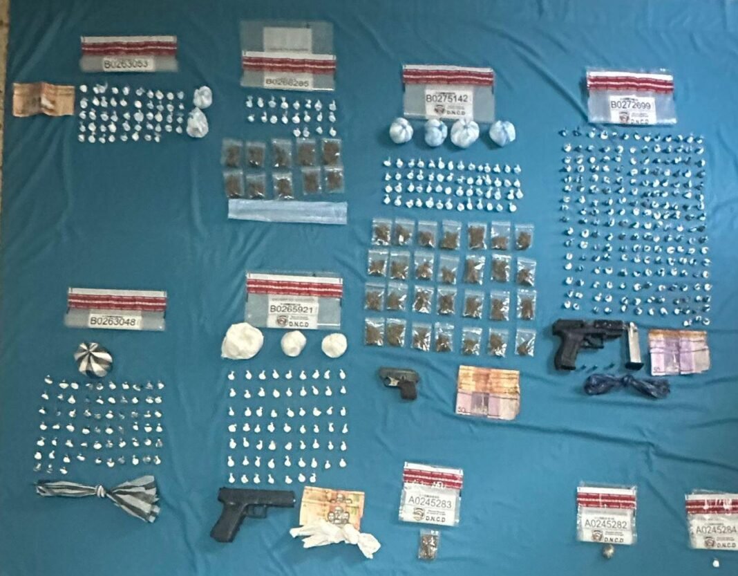 Operativo antidroga en Haina y Nigua deja más de 2,000 gramos ocupados y tres armas incautadas Operativo antidroga en Haina y Nigua deja más de 2,000 gramos ocupados y tres armas incautadas