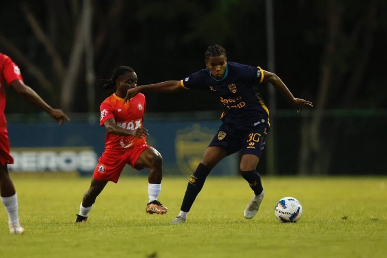 Pantoja gana tres goles por uno al Atlético Vega Re y se aferra al liderato de la LDF Pantoja gana tres goles por uno al Atlético Vega Re y se aferra al liderato de la LDF