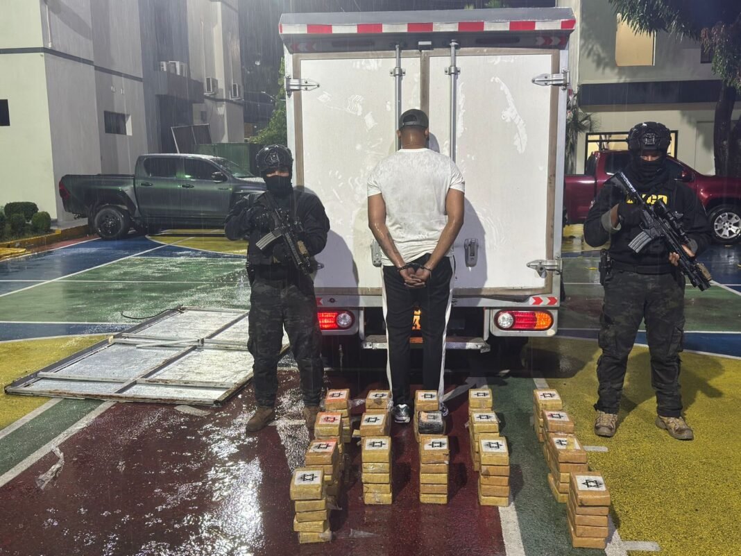 PEDRO BRAND: DNCD INCAUTA 85 PAQUETES DE PRESUNTA COCAÍNA ESCONDIDOS EN TECHO DE CAMIÓN