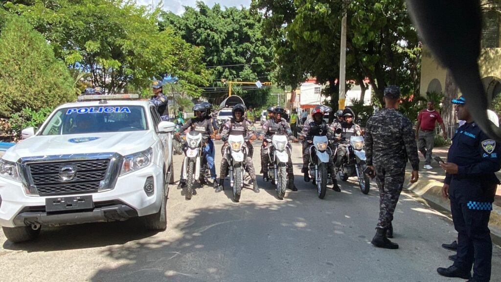 Policía Nacional entrega camioneta y unidades motorizadas en El Cercado para fortalecer el patrullaje preventivo Policía Nacional entrega camioneta y unidades motorizadas en El Cercado para fortalecer el patrullaje preventivo