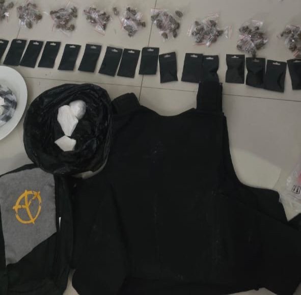 Policía Nacional ocupa más de 3,000 gramos de drogas, chaleco antibalas y balanzas durante allanamiento en El Seibo Policía Nacional ocupa más de 3,000 gramos de drogas, chaleco antibalas y balanzas durante allanamiento en El Seibo