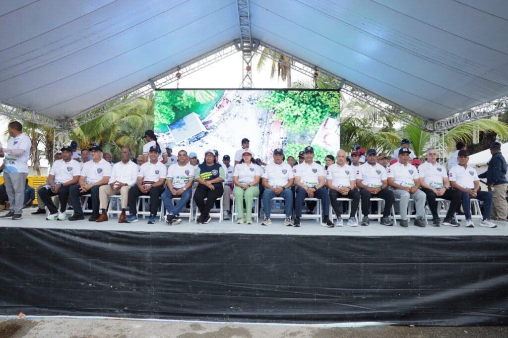 Policía Nacional promueve cercanía con la comunidad durante exitosa realización de la Carrera Regional 5K y 10K en Barahona Policía Nacional promueve cercanía con la comunidad durante exitosa realización de la Carrera Regional 5K y 10K en Barahona