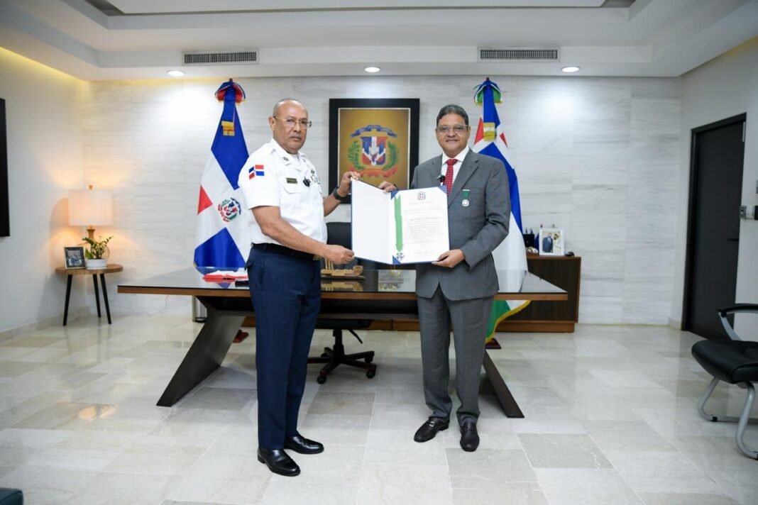 Policía Nacional reconoce a Juan Manuel Méndez por sus aportes al país Policía Nacional reconoce a Juan Manuel Méndez por sus aportes al país